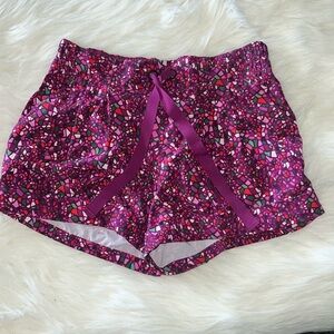 LULULEMON Purple Geometric PLAY ALL DAY Pleated Cuffed Walking Shorts Sz 6